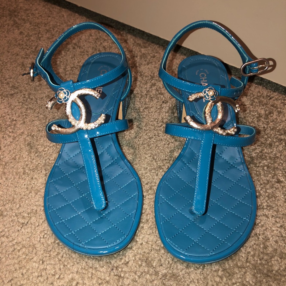 Chanel patent quilted leather thong sandals size 36